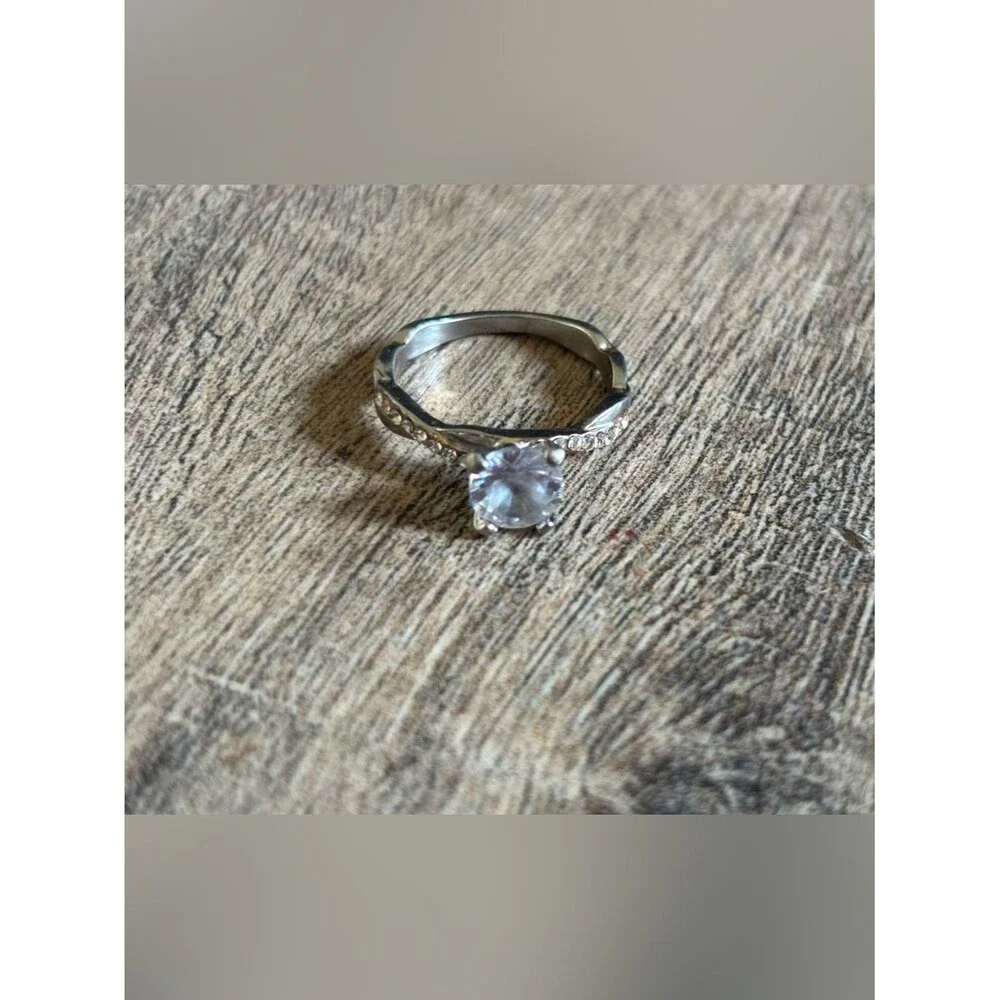 Fashion jewelry women’s size 10 metal and rhinestone twist solitaire ring